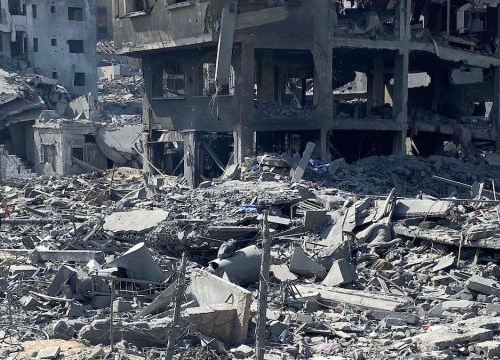  Palestinians inspect the damage following an Israeli airstrike on the El-Remal aera in Gaza City, October 2023.